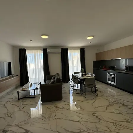 Spacious New 1 Bed With Balcony - By Hostmt *