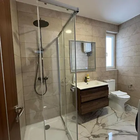 Spacious New 1 Bed With Balcony - By Hostmt Apartament *