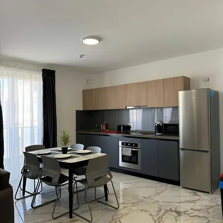 Апартаменты Spacious New 1 Bed With Balcony - By Hostmt Аура