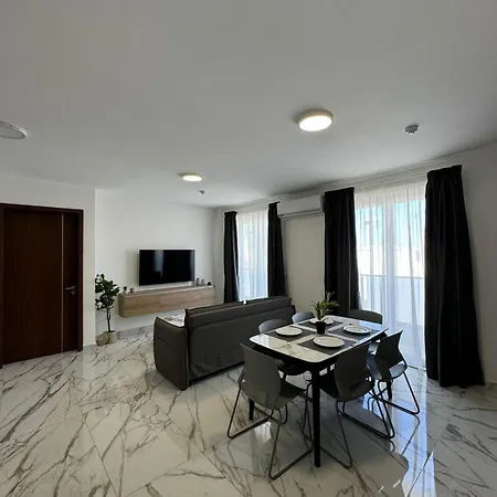 Spacious New 1 Bed With Balcony - By Hostmt *