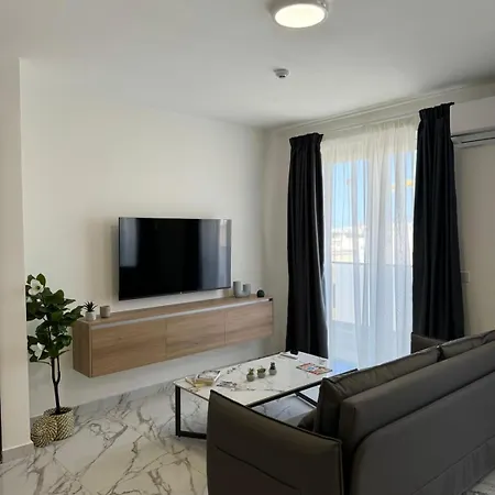 Spacious New 1 Bed With Balcony