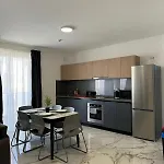 דירה Spacious New 1 Bed With Balcony - By Hostmt קאורה