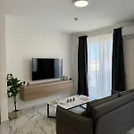 Spacious New 1 Bed With Balcony - By Hostmt