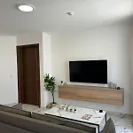 Spacious New 1 Bed With Balcony - By Hostmt דירה קאורה