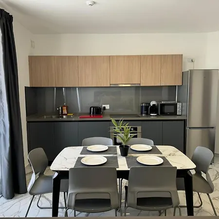 Spacious New 1 Bed With Balcony - By Hostmt דירה