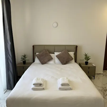 דירה Spacious New 1 Bed With Balcony - By Hostmt