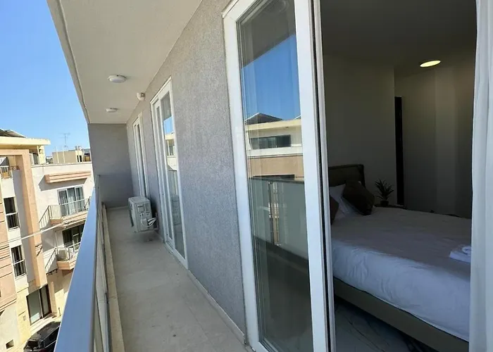 Spacious New 1 Bed With Balcony - By Hostmt アパート カウラ