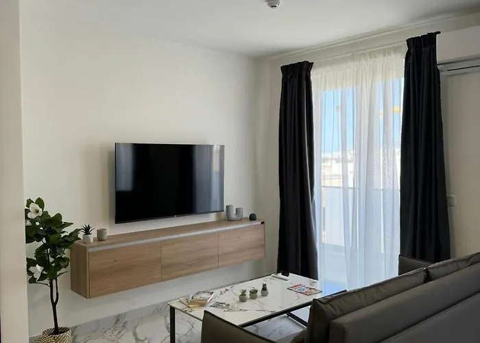 Spacious New 1 Bed With Balcony - By Hostmt